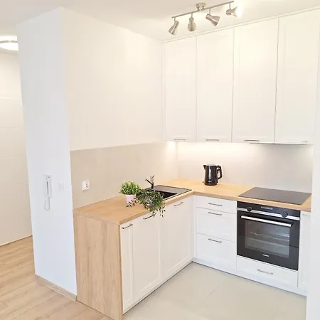 Classic - Prywatny Parking, Blisko Szpital Arkonska I Strzalowska *